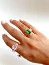 Anillo de resina con pedrería rosa