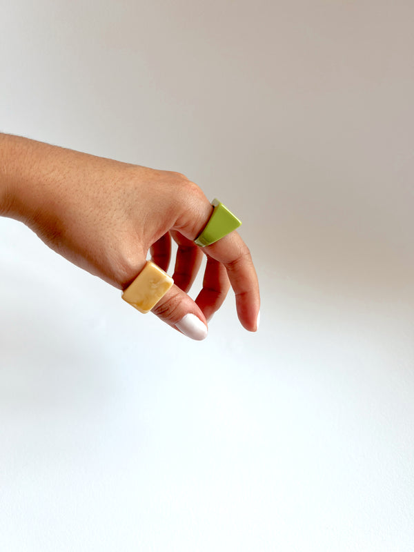 Anillo de resina cafe cuadrado