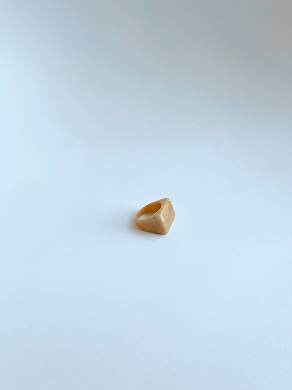 Anillo de resina cafe cuadrado