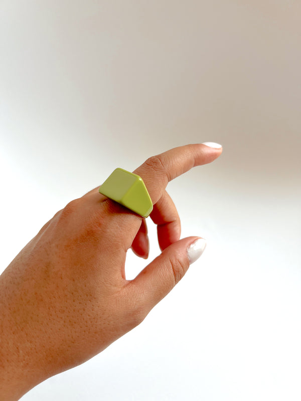 Anillo de resina verde cuadrado
