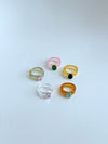 Anillo de resina con pedrería rosa